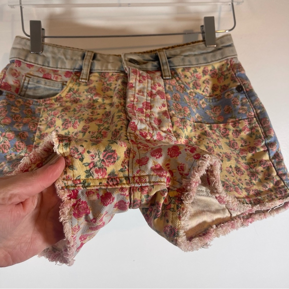 FARM Rio Floral High Waist Shorts - Multicolor - Picture 3 of 10